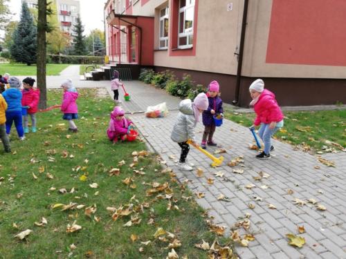 Krasnoludki sprzątają ogród